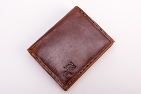 Carteira de couro castanho com logotipo em relevo em fundo branco