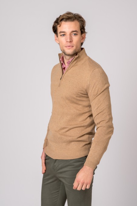 Homem a usar camisola castanha clara de malha fina com fecho de meio zip