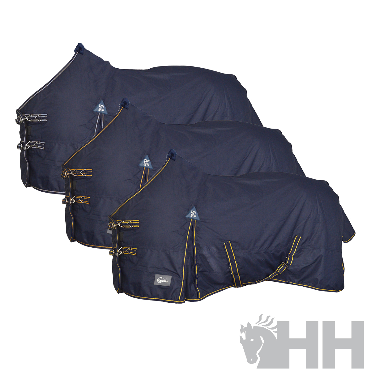 Três mantas azuis para cavalos com fechos metálicos em fundo branco