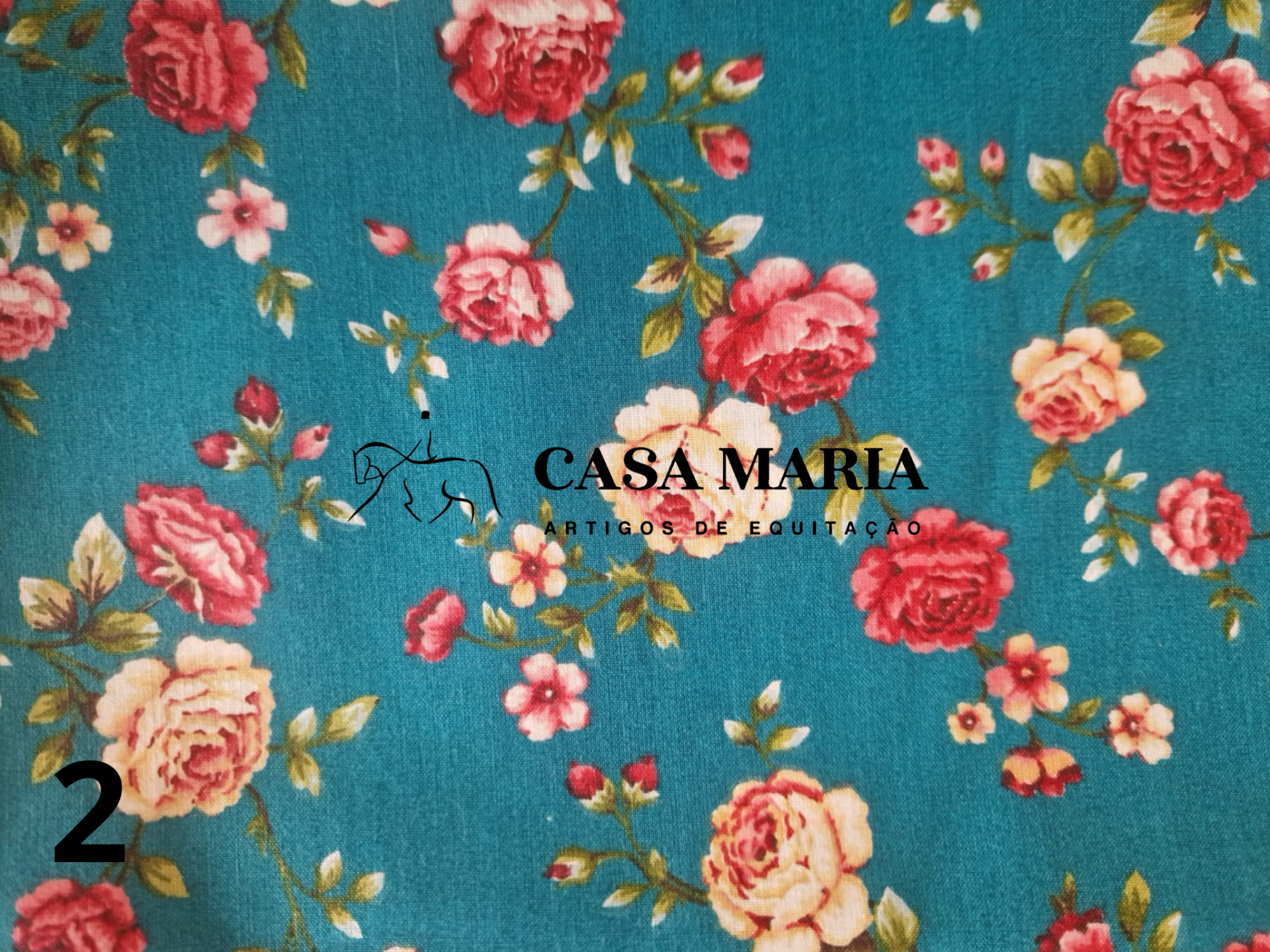 Tecido azul com flores rosas e vermelhas e texto CASA MARIA