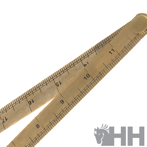 Régua de madeira com escala métrica em centímetros