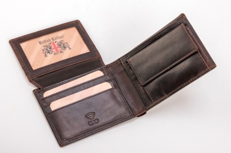 Carteira masculina de couro castanho escuro aberta com etiquetas internas British Crown