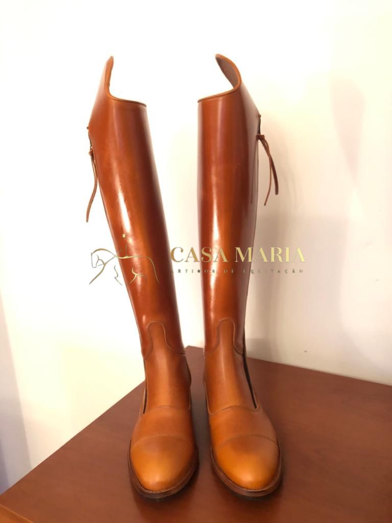 Botas altas castanhas de couro com fecho na parte traseira