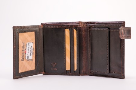 Carteira de couro castanho escuro aberta com vários compartimentos para cartões