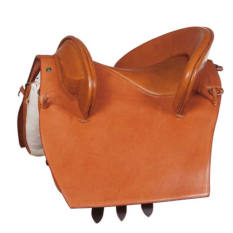 Sela de equitação em couro castanho claro com três fivelas e detalhes em branco