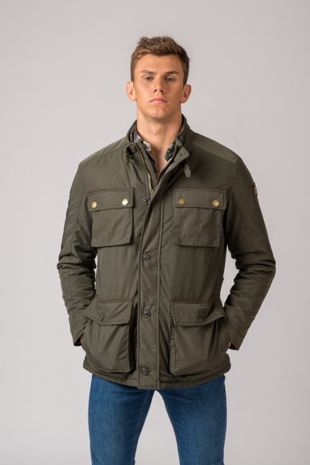 Casaco masculino verde-oliva com bolsos e botões dourados