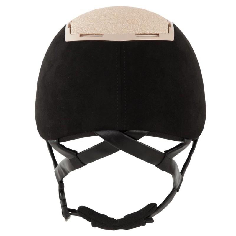 Capacete preto com placa bege e cintas pretas em fundo branco