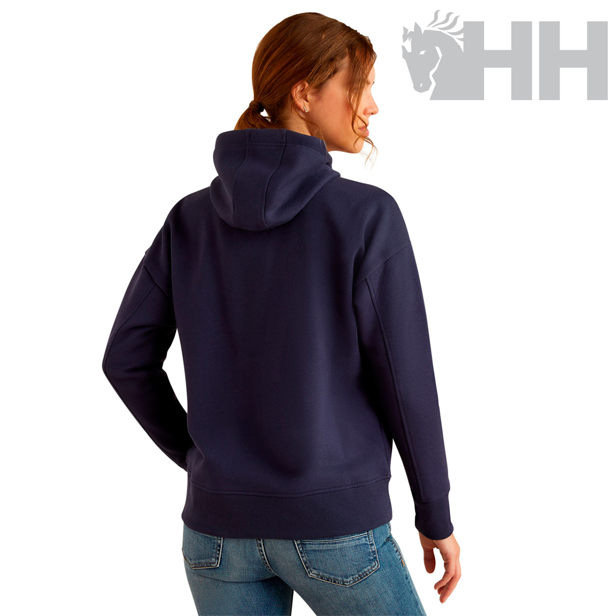 Mulher de costas com hoodie azul escuro e jeans, fundo branco com logo HH cinza