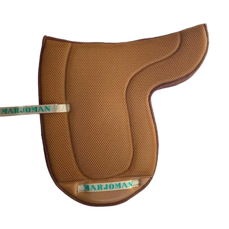 Almofada de sela castanha com etiquetas MARJOMAN