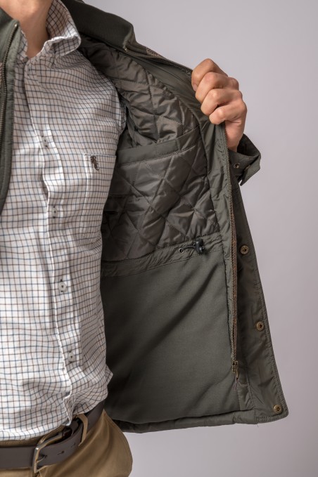 Casaco caqui aberto mostrando interior acolchoado e bolso com fecho