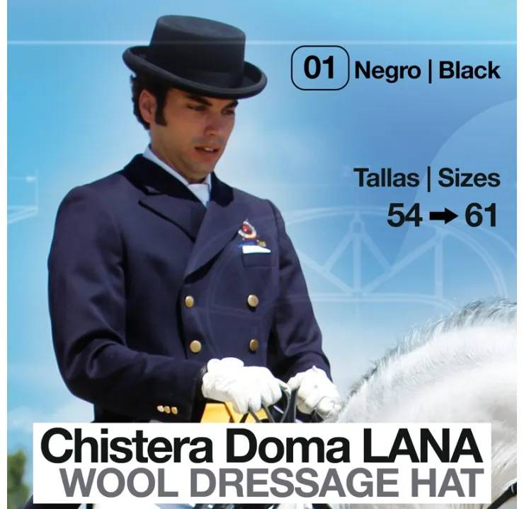 Homem com chapéu chistera preto e casaco azul escuro com luvas brancas montado num cavalo branco