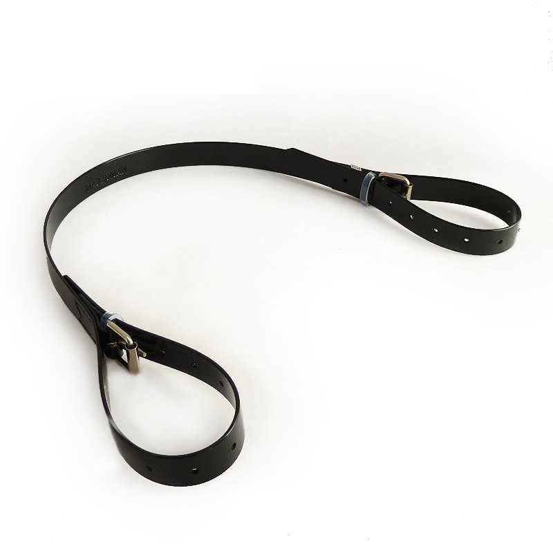 Cinto preto com fivelas metálicas e orifícios para ajuste