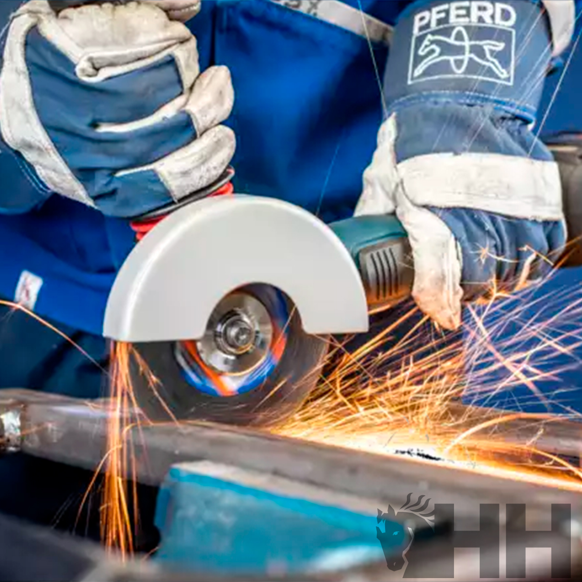 Pessoa a usar ferramenta elétrica de corte a disco em metal com luvas PFERD azul e branca