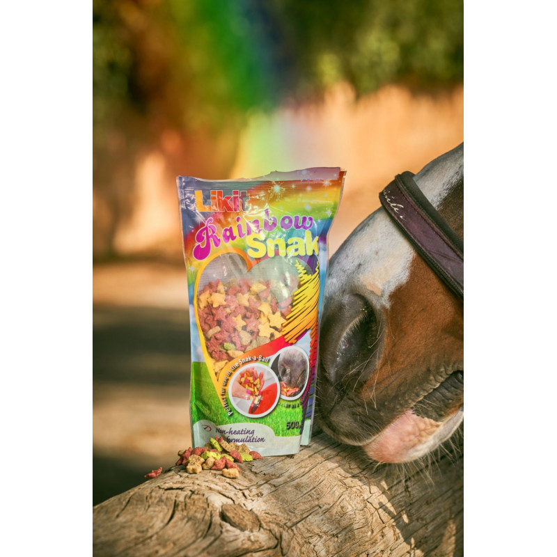 Saco de snacks para cavalos coloridos ao lado do focinho de um cavalo