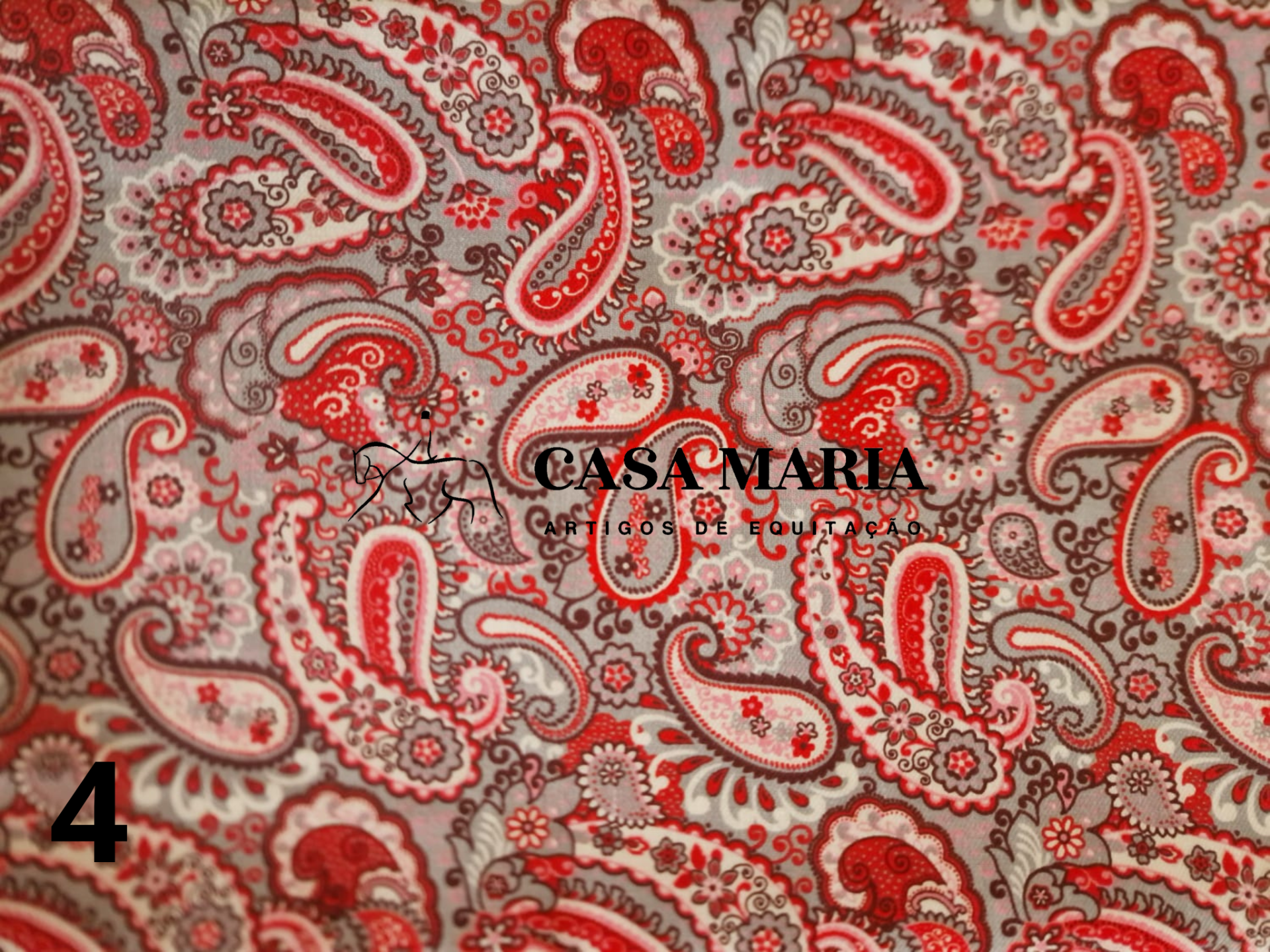 Tecido padrão paisley vermelho e branco com etiqueta Casamaria e número 4