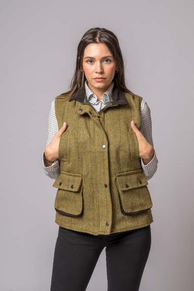 Colete verde tweed feminino com bolsos e camisa xadrez cinza e branca