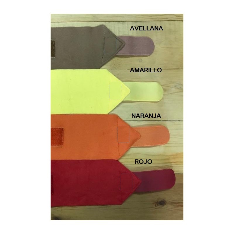 Pulseiras de couro em várias cores com etiquetas de cor em madeira clara