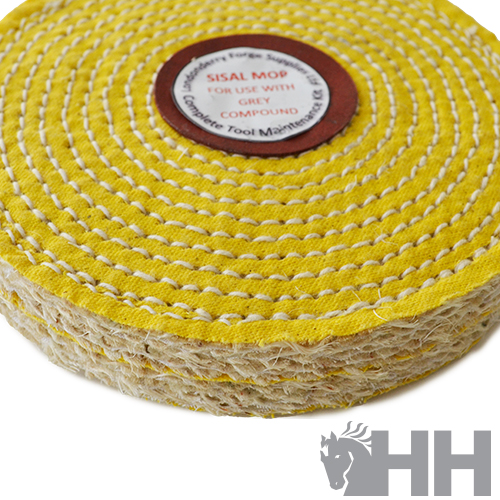 Mopa circular amarelo de sisal com etiqueta central e costuras brancas