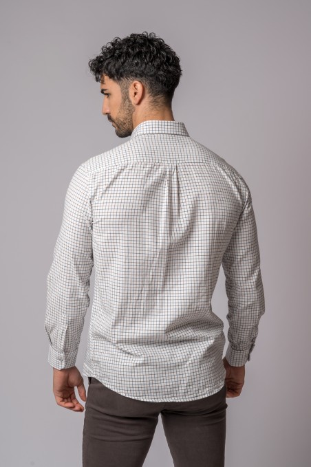 Camisa masculina xadrez bege e branco vista de costas com calças castanhas