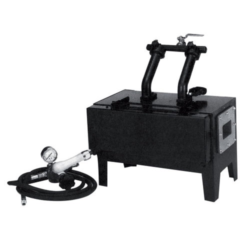 Máquina de limpeza a vapor preta com mangueiras e manómetro.