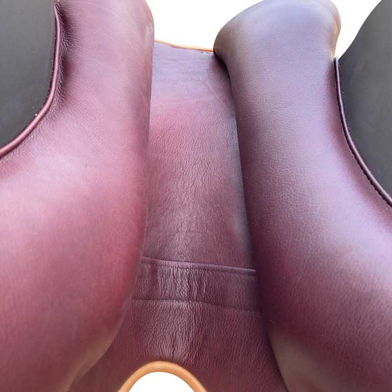 Selim de cavalo em diferentes tonalidades de couro castanho com textura lisa