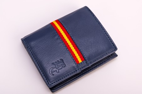Carteira azul escura em pele com faixa vermelha e amarela e logotipo em relevo