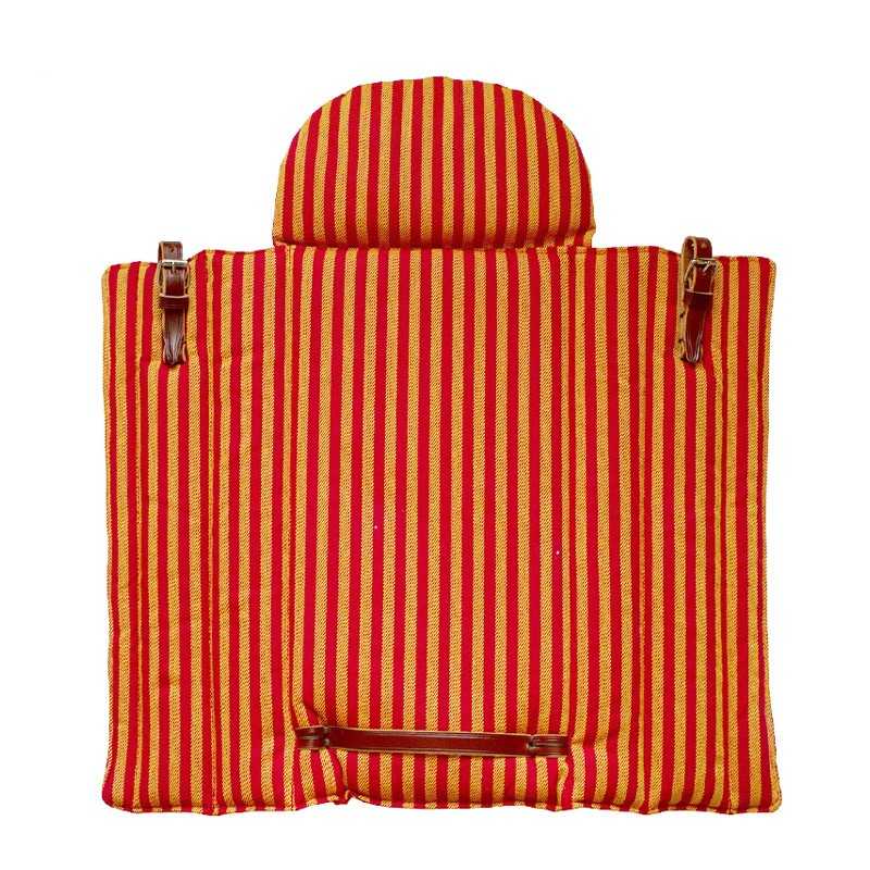 Almofada para cadeira com riscas vermelhas e amarelas e tiras de couro