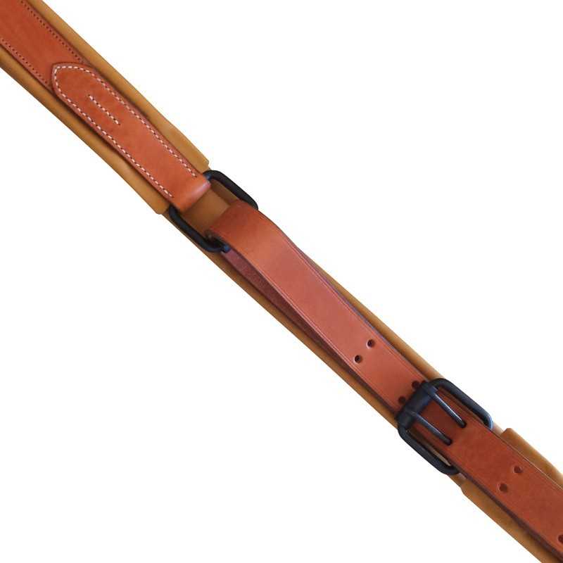 Cinto castanho de couro com fivela preta e costuras brancas