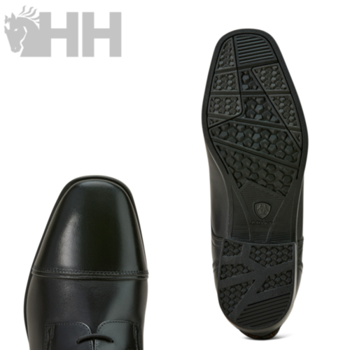 Sapato preto em couro com sola antiderrapante, logo HH cinzento no fundo branco