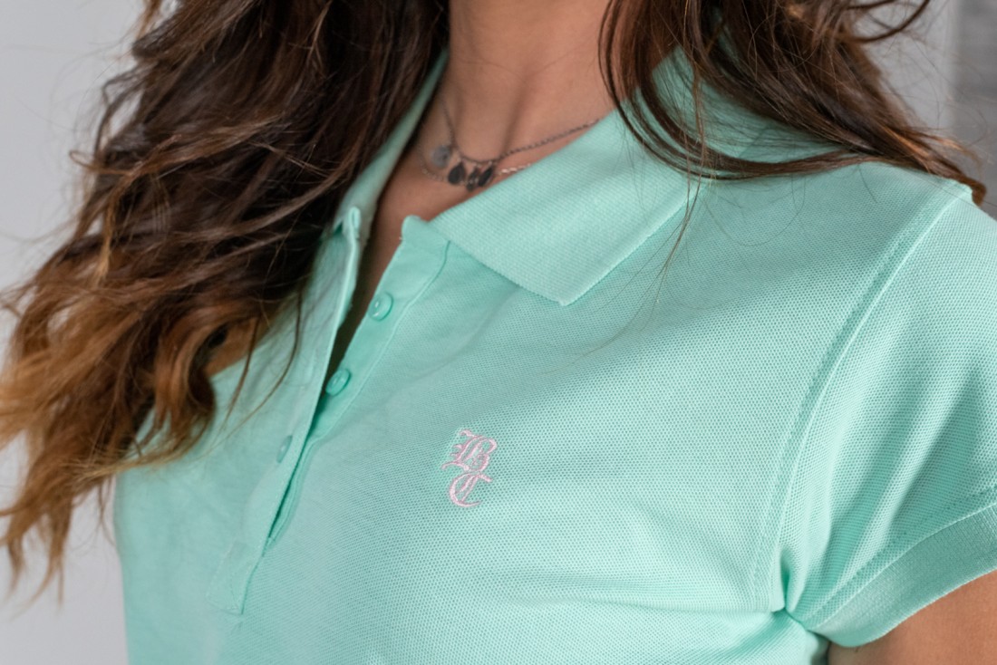 Polo verde água com bordado rosa no peito e botões
