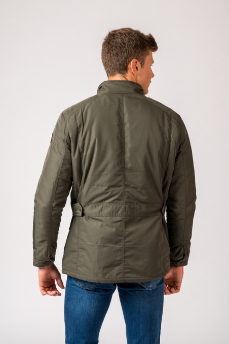 Casaco masculino verde-oliva com cinto visto de costas