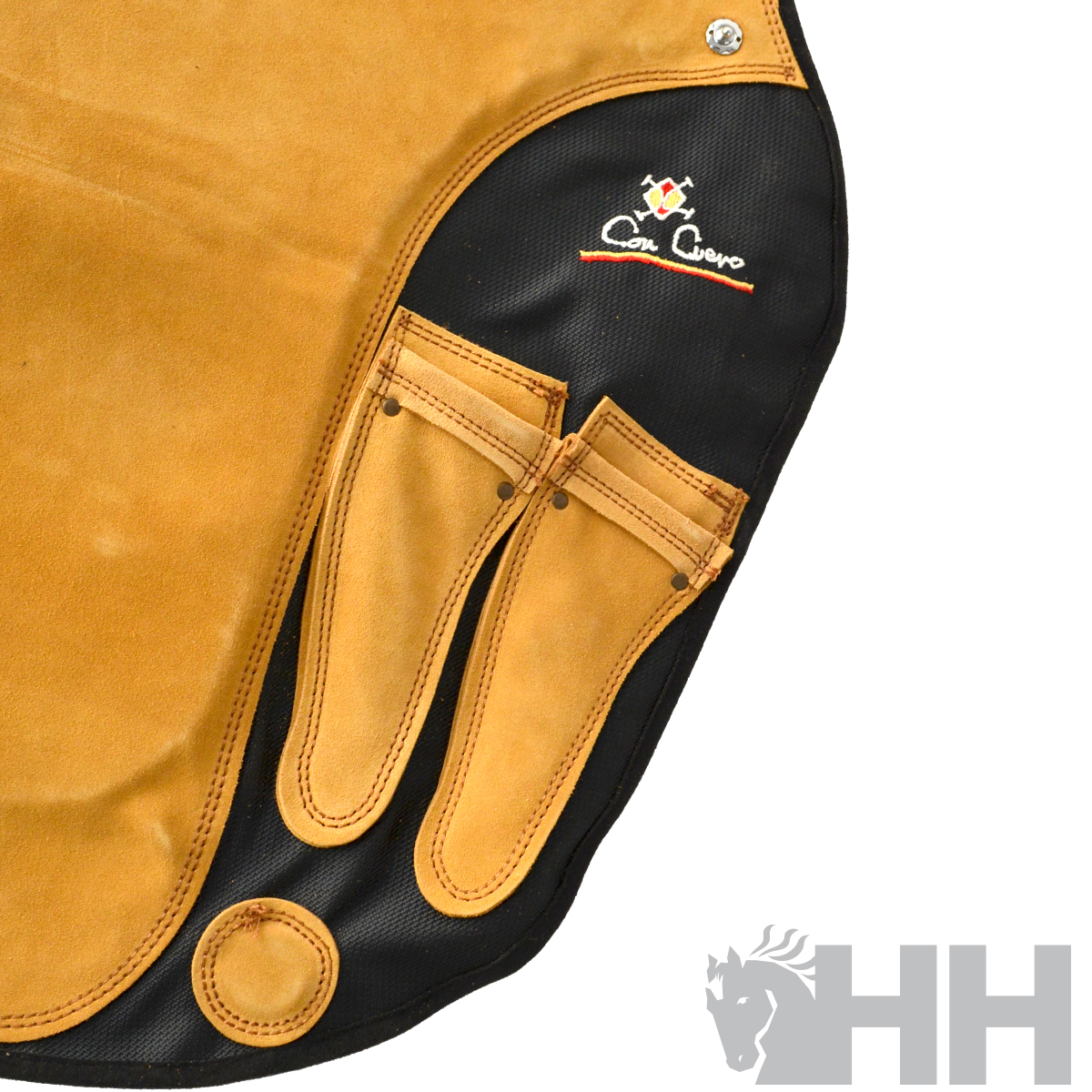 Produto em pele castanha e preta com texto Con Cuero e logótipo