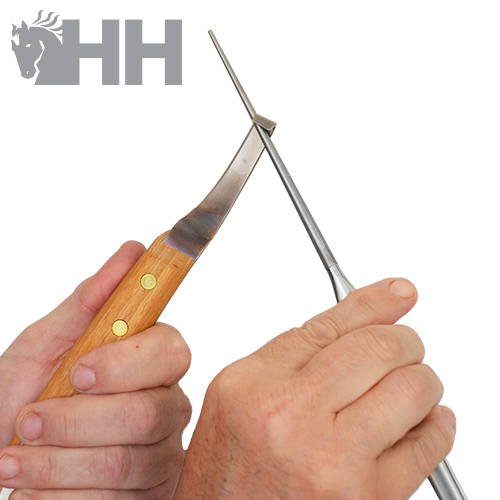 mãos afiando faca com pedra de afiar e logotipo HH