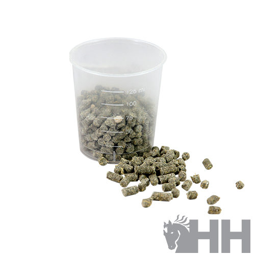 Pote transparente com pellets verdes e logo HH cinzento no canto