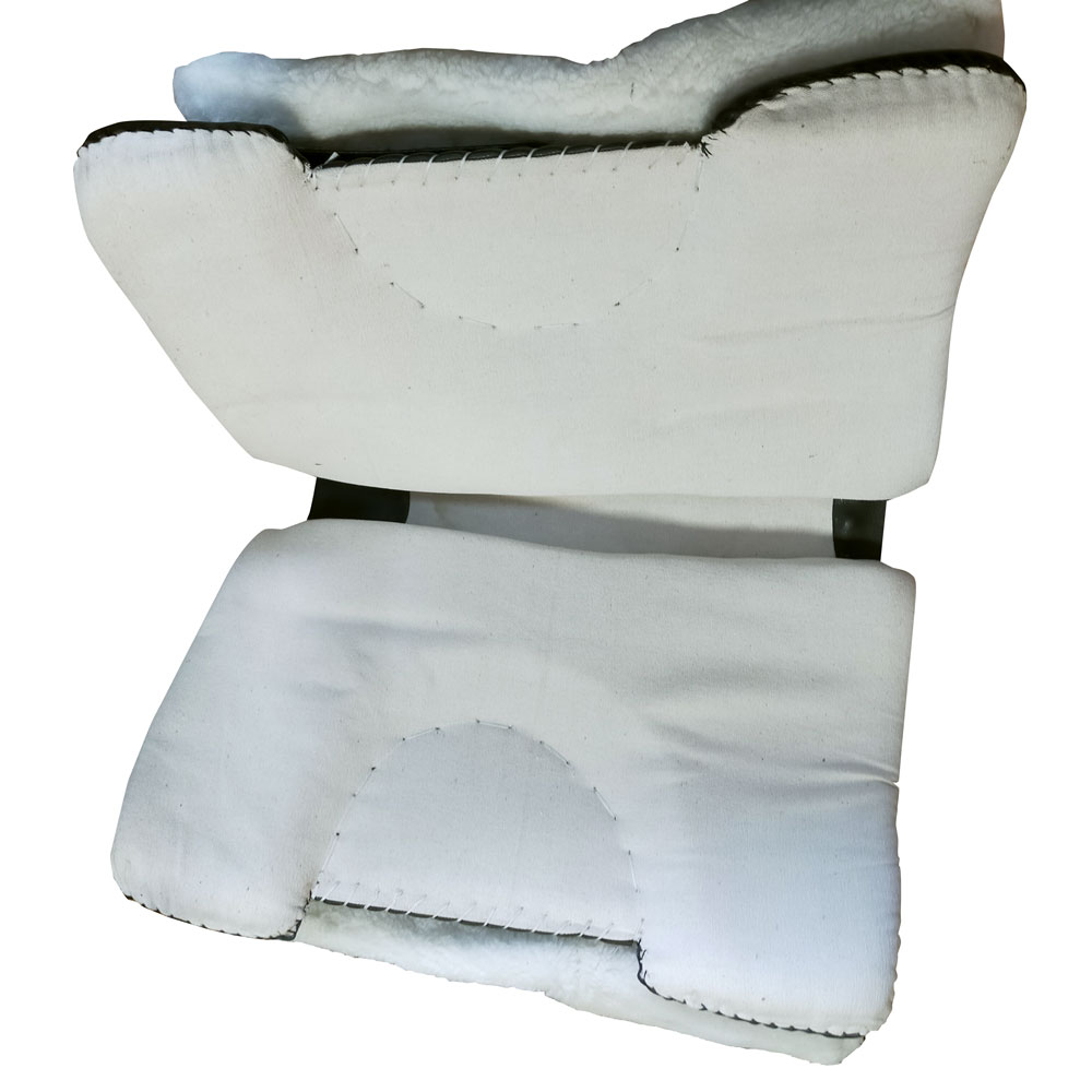 Almofada branca para cadeira com costuras e formato ergonómico