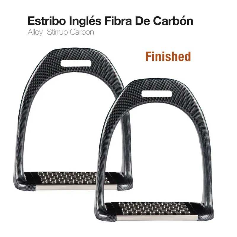 Dois estribos ingleses pretos em fibra de carbono com padrão entrelaçado sobre fundo branco