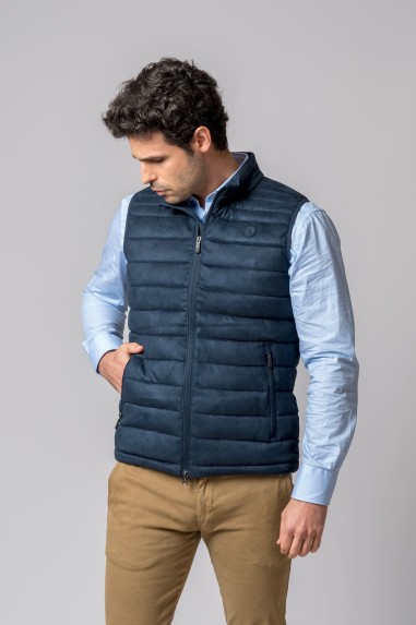 Homem veste colete masculino azul escuro acolchoado com fecho de correr