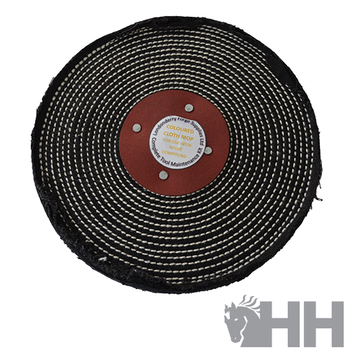 Disco de feltro preto com costuras brancas e etiqueta no centro sobre fundo branco