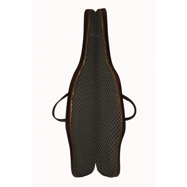 Capa para instrumento musical acolchoada e castanha com fecho dourado e alças.