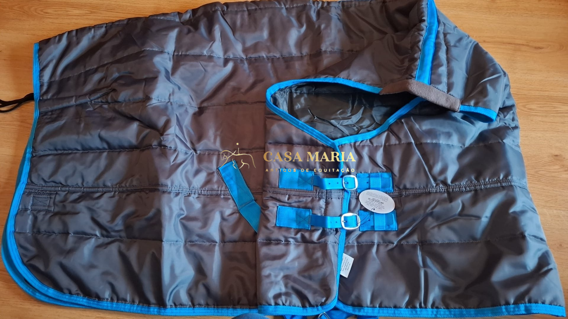 Manta ou cobertura para cavalo cinza escuro com acabamento azul e cintos