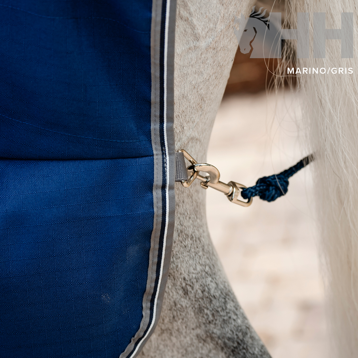 Cobertor azul marinho com detalhes cinzentos para cavalo cinzento