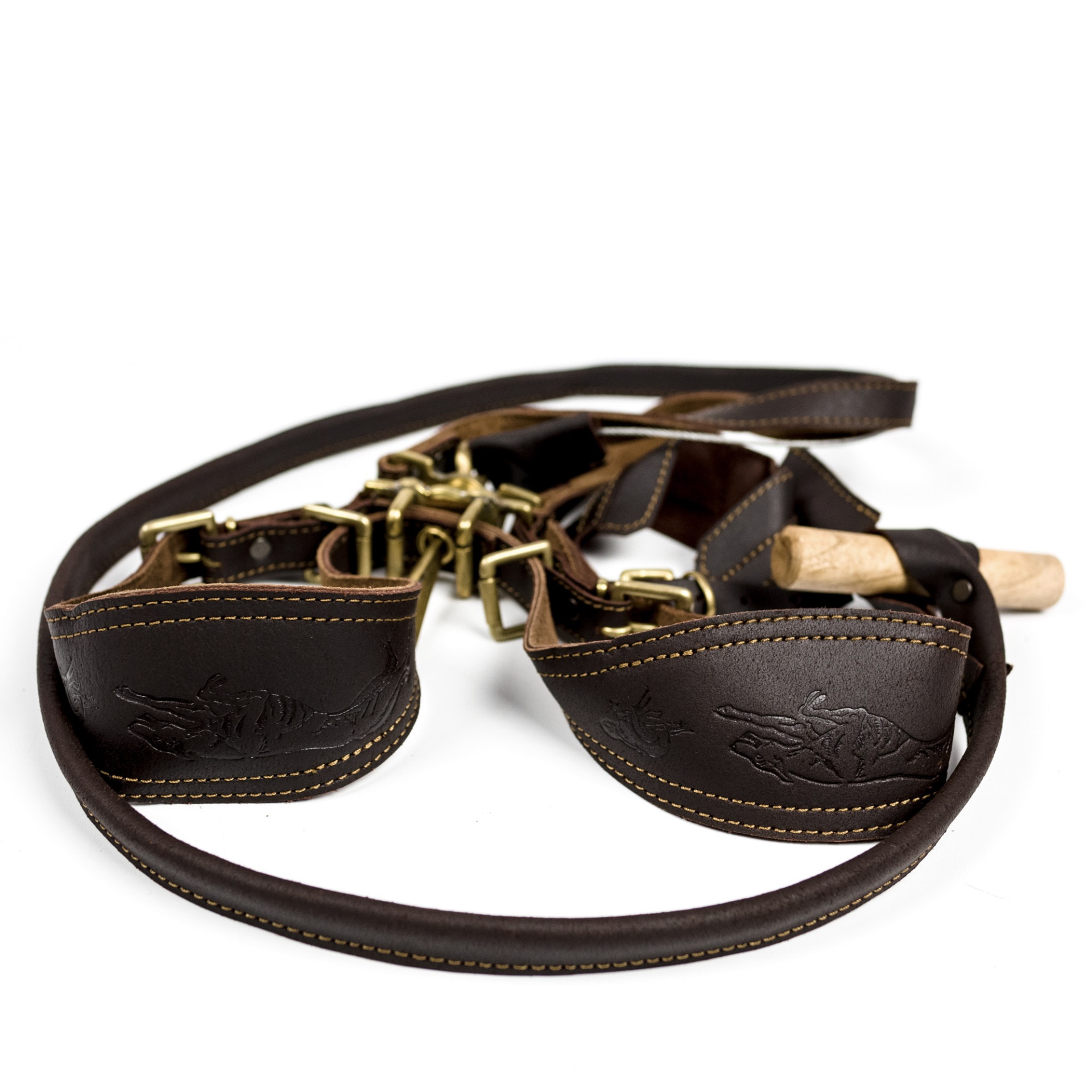 Correias de pele castanha com ferragens douradas e detalhes gravados, com cabo de madeira