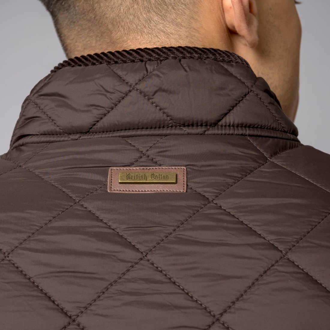 Casaco matelassado castanho escuro com etiqueta British Golden na gola