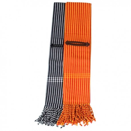 Cachecol listrado preto e branco e laranja com ponteiras trançadas e detalhe em couro