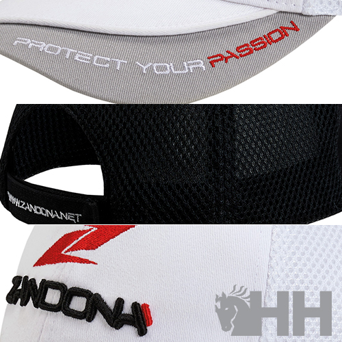 Detalhes de bonés cinza, preto e branco com textos e bordados visíveis