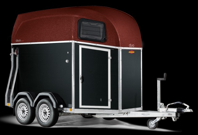 Reboque para cavalos preto com topo vermelho e estrutura metálica prateada