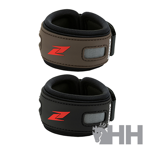 Duas munhequeiras acolchoadas castanha e preta com logo vermelho Z