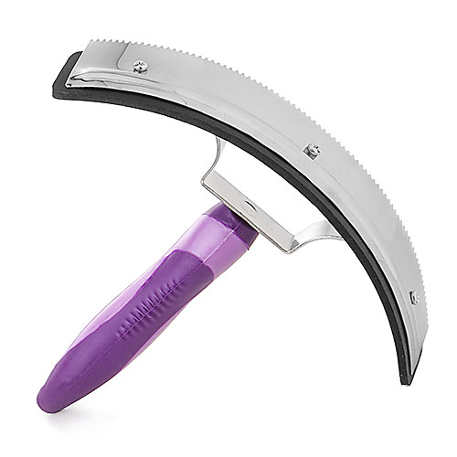 Raspador para relva com lâmina metálica curva e cabo roxo.