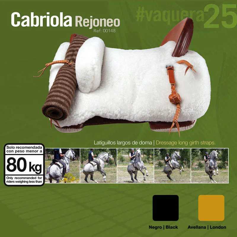 Selim Cabriola Rejoneo branco e castanho com manta riscada e cintas longas em fundo verde