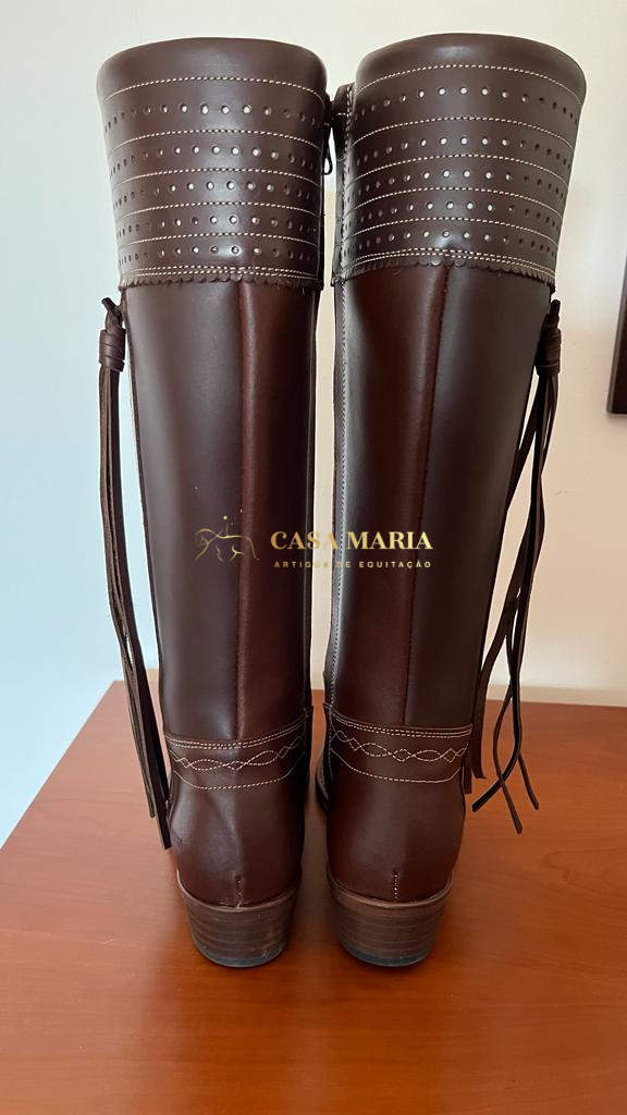 Botas altas de pele castanha com franjas laterais e costura branca